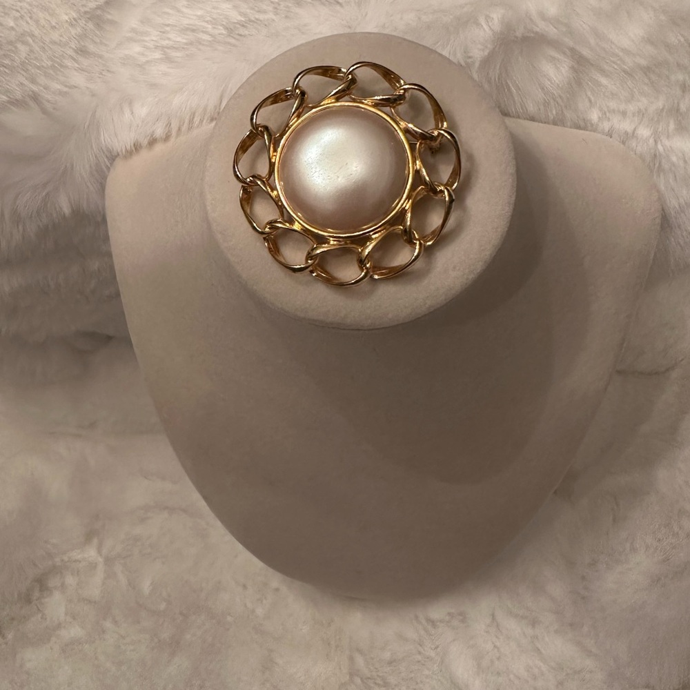 Elegant Gold and Pearl Women's Brooch